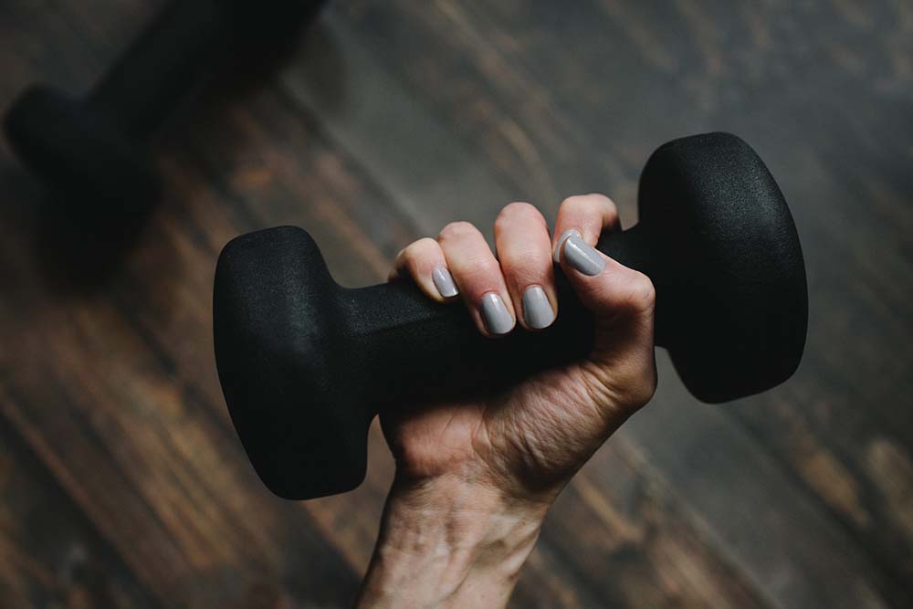 hand holding a dumbbell